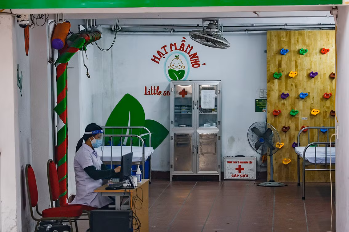 Trường mầm non được trưng dụng làm Trạm Y tế lưu động hỗ trợ F0 điều trị tại nhà khi cần thiết.