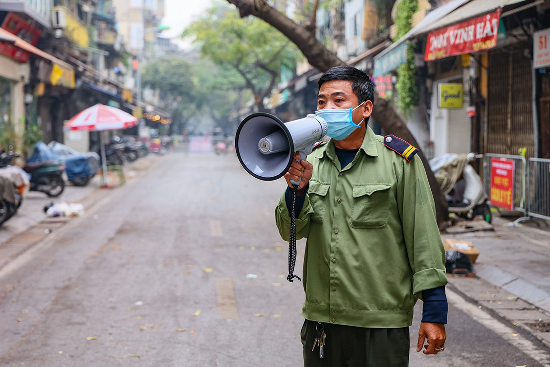 Tại phố Hàng Thiếc, những ngày qua chùm ca bệnh có xu hướng gia tăng, UBND phường Hàng Gai đã bố trí người túc trực, phong toả toàn bộ khu phố.