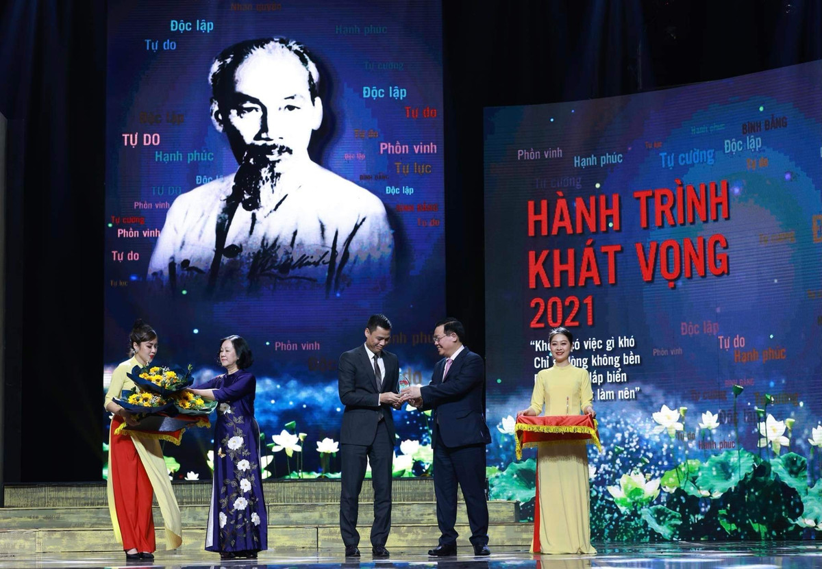 Chủ tịch Quốc hội Vương Đình Huệ và Trưởng Ban Tổ chức Trung ương Trương Thị Mai trao tặng kỷ niệm chương cho những cá nhân, tổ chức điển hình trong học tập và làm theo tư tưởng, đạo đức, phong cách Hồ Chí Minh.