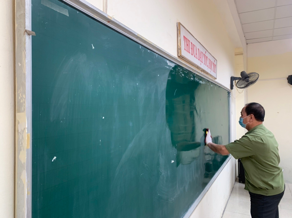 Trước đó, trường PTTH Phan Đình Phùng cũng đã tổ chức tiêm vắc-xin cho học sinh ngay trong lớp học.