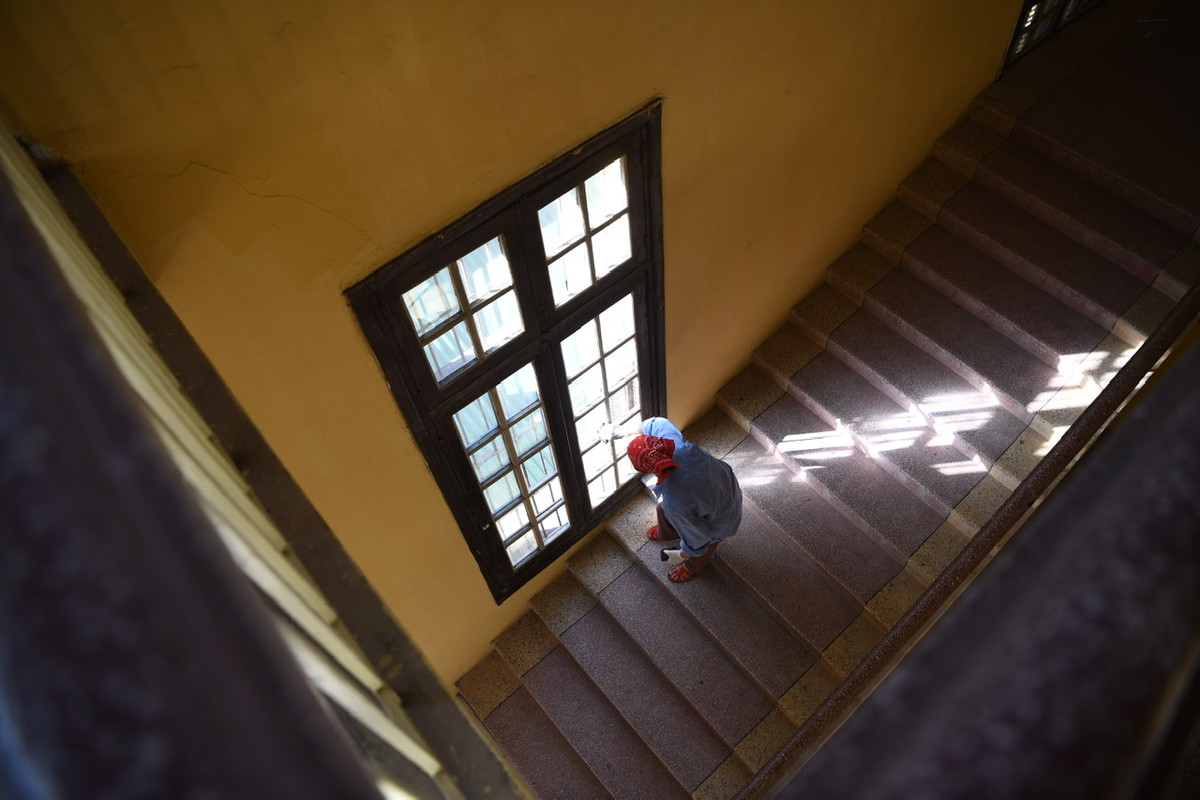 Từng khung cửa, cầu thang, ổ khoá cửa đều được sát trùng, khử khuẩn.