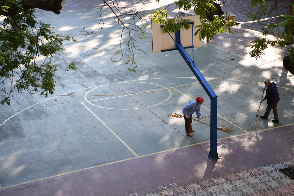 Ngay khi có văn bản hướng dẫn của Sở, trong chiều qua các trường PTTH đã bắt đầu tiến hành dọn dẹp trường lớp để sẵn sàng đón học sinh quay lại trường.