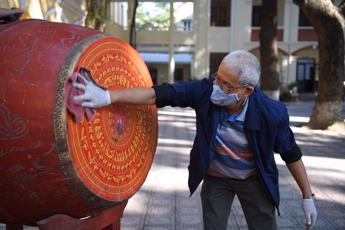 Theo ghi nhận của PV Báo Tri thức và Cuộc sống, trường PTTH Phan Đình Phùng là trường đầu tiên thực hiện công tác dọn dẹp sau khi Sở GD-ĐT ra công văn hướng dẫn.