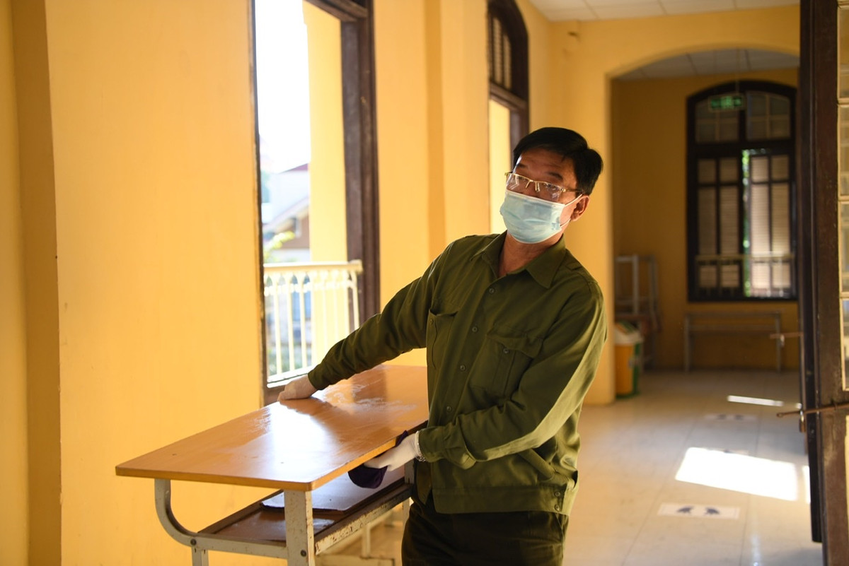 Sau thời gian dài nghỉ dịch COVID-19, một số bàn ghế có hiện tượng hư hỏng nên trong nhiều ngày qua nhân viên nhà trường đã kiểm tra, sửa chữa và thay thế.