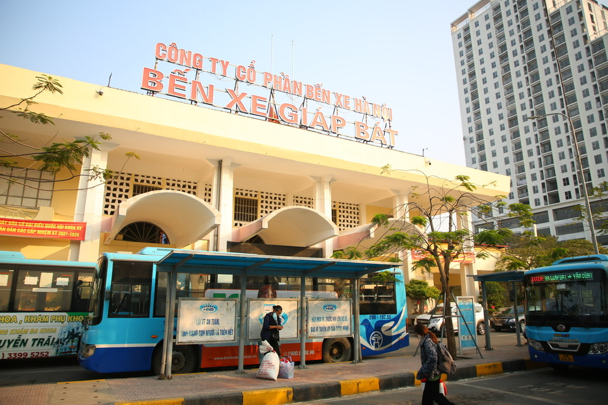 Mới đây, Cục Cảnh sát Quản lý Hành chính về Trật tự xã hội vừa phối hợp với Phòng CSGT (CATP Hà Nội) lắp đặt máy quét QR khai báo y tế tại Bến xe Giáp Bát và Bến xe Mỹ Đình.