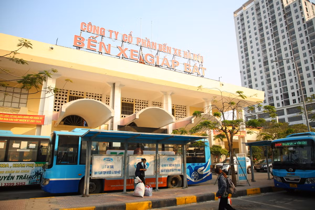 Mới đây, Cục Cảnh sát Quản lý Hành chính về Trật tự xã hội vừa phối hợp với Phòng CSGT (CATP Hà Nội) lắp đặt máy quét QR khai báo y tế tại Bến xe Giáp Bát và Bến xe Mỹ Đình.