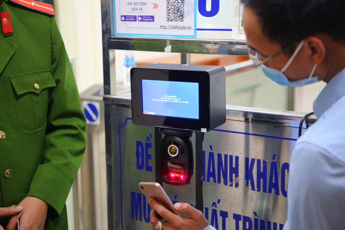 Với hệ thống máy quét QR này, hành khách chỉ cần sử dụng CCCD có gắn Chip để khai báo y tế.
