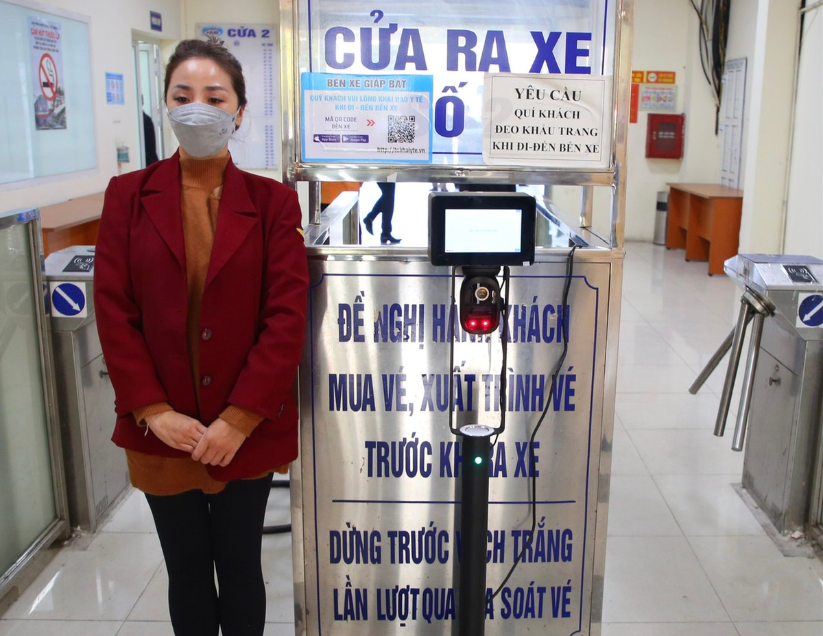 Theo đó, máy quét QR được lắp tại cửa ra vào bến nhằm hỗ trợ hành khách làm thủ tục thuận tiện trước khi di chuyển.