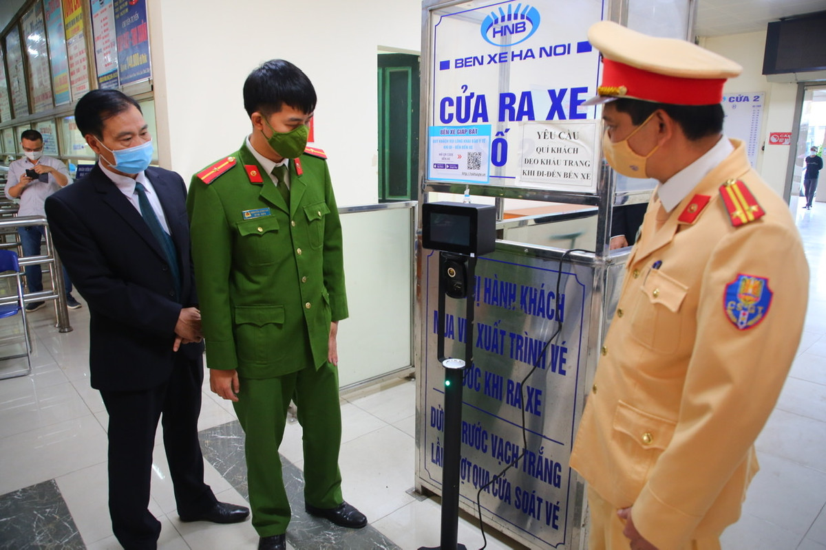 Ông Vương Duy Toàn - Phó GĐ Bến xe Giáp Bát cho biết: “Thiết bị này sẽ dễ dàng truy vết hành khách trong trường hợp xảy ra dịch bệnh. Việc lưu trữ dữ liệu cũng thuận tiện hơn, hạn chế được thời gian khai báo cũng như thu gom mẫu giấy”.