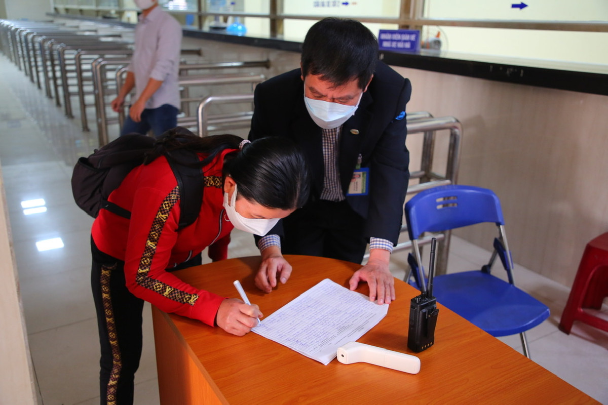 Trong khi trước kia, hành khách muốn vào bến phải quét CODE QR và khai báo bằng phần mềm rất mất thời gian.