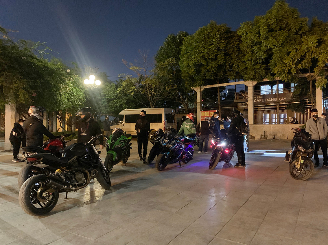 Canh sat mat phuc bat giu hang tram quai xe dua xe, net bo tren duong pho