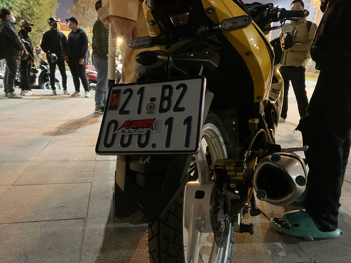 Theo ghi nhận của PV Báo Tri thức và Cuộc sống, hầu hết các xe độ bô đều đã được quái xế che biển để tránh sự theo dõi của lực lượng chức năng.