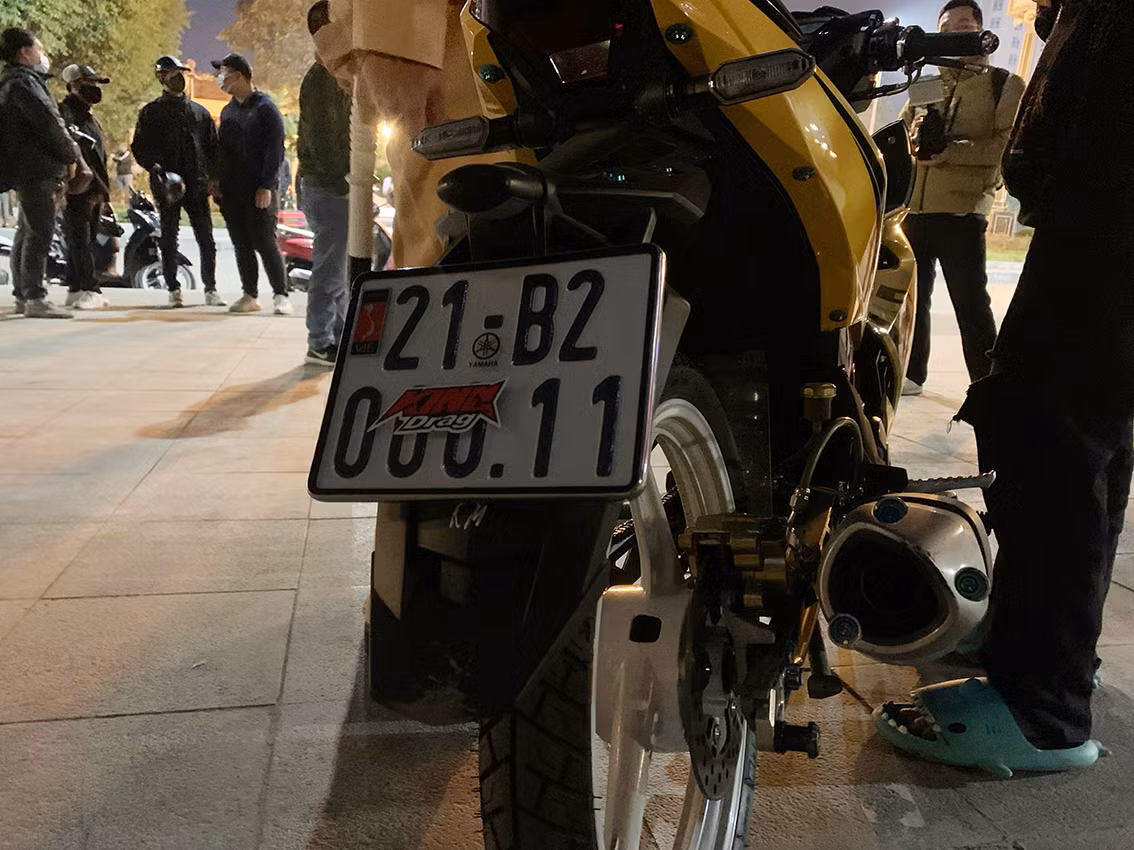 Theo ghi nhận của PV Báo Tri thức và Cuộc sống, hầu hết các xe độ bô đều đã được quái xế che biển để tránh sự theo dõi của lực lượng chức năng.