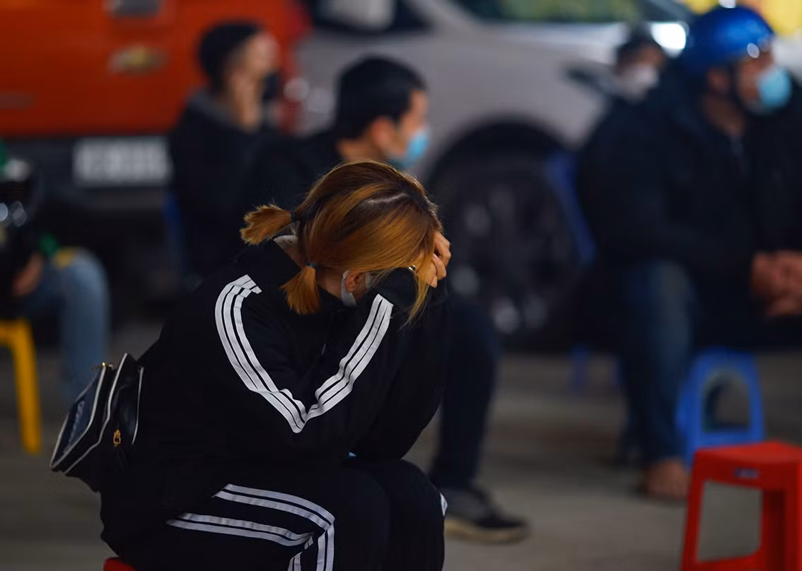 Chị Ngọc Trang (nhà ở Võ Chí Công, Hà Nội) cho biết đã 4 năm nay chị bị mất ngủ do cứ nửa đêm thì các nhóm tập trung lại thành hàng dài vừa đi vừa nẹt bô.