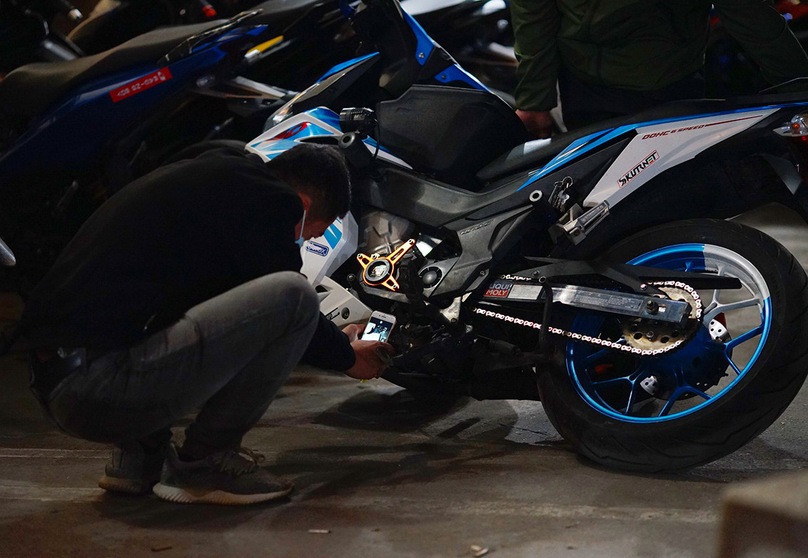 Được biết, trong tối qua đã có hàng trăm xe cùng quái xế bị bắt giữ, lực lượng chức năng đã phải chia ra thành nhiều nhóm nhỏ bàn giao về Công an các phường Xuân La, Nhật Tân để tiếp tục xử lý theo pháp luật.