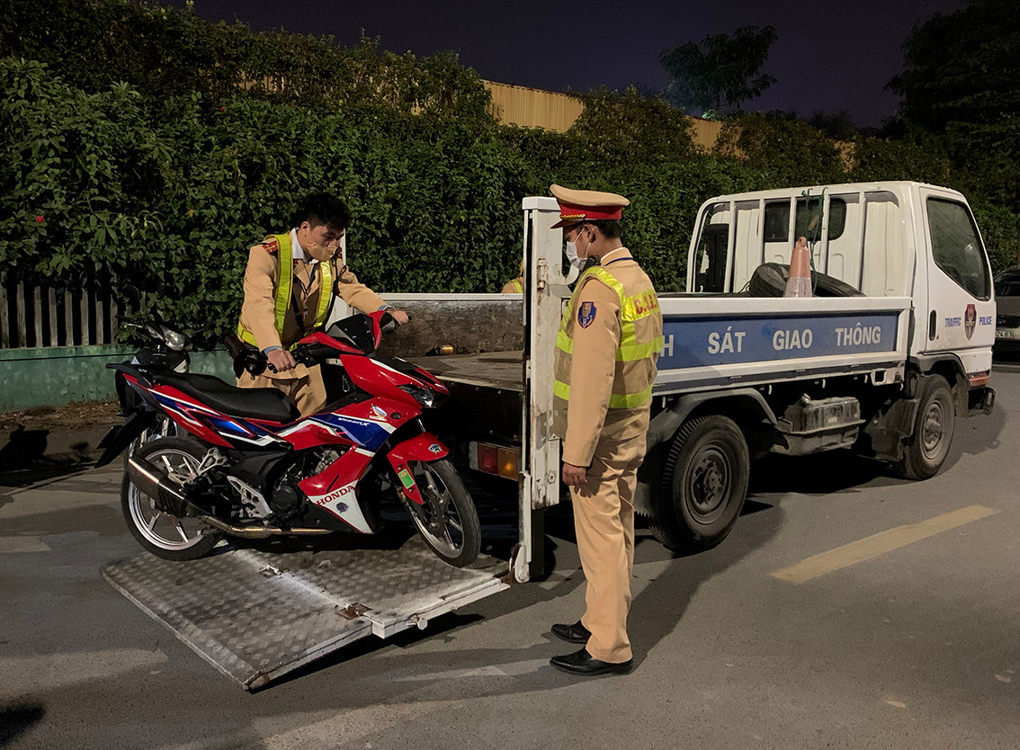 Cũng trong đêm qua, nhiều quái xế khi bị bắt đã bỏ xe ở lại, không xuất trình giấy tờ và tự ra về.