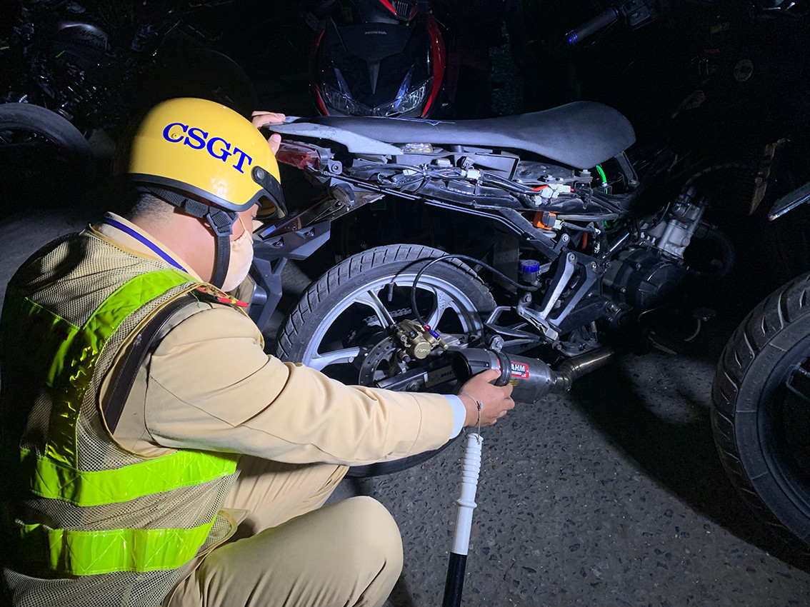 Một cán bộ CSGT làm nhiệm vụ tại chống kiểm soát cho biết, những xe bị bắt giữ đa phần là không có giấy tờ hoặc có giấy nhưng đã hướng độ xe không còn giữ được kết cấu ban đầu.