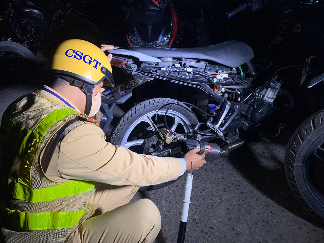 Một cán bộ CSGT làm nhiệm vụ tại chống kiểm soát cho biết, những xe bị bắt giữ đa phần là không có giấy tờ hoặc có giấy nhưng đã hướng độ xe không còn giữ được kết cấu ban đầu.