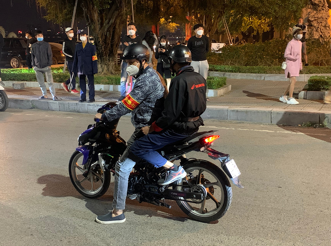 Theo phản ánh của người dân, đã nhiều tháng nay nhóm quái xế này tập trung tại khu vực đường Võ Chí Công để nẹt bô, đua xe...