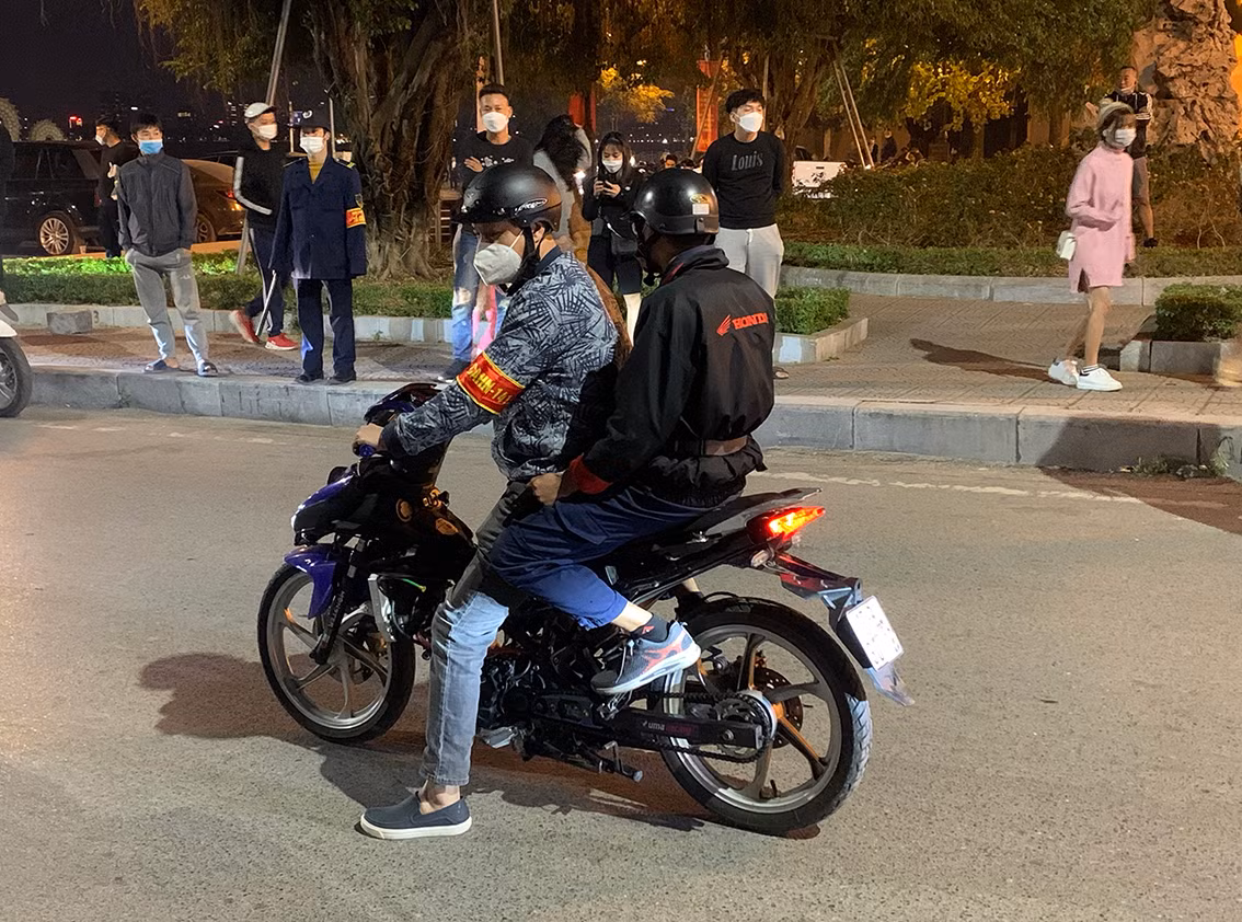 Theo phản ánh của người dân, đã nhiều tháng nay nhóm quái xế này tập trung tại khu vực đường Võ Chí Công để nẹt bô, đua xe...