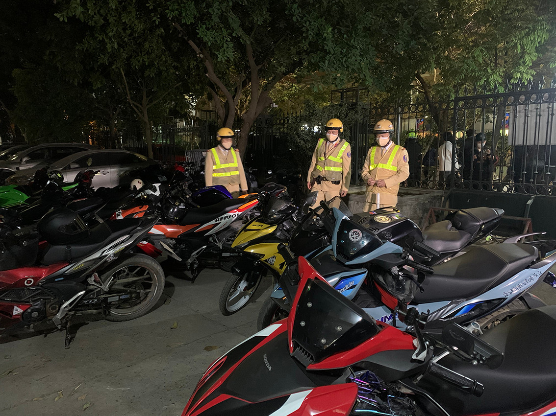 Trong tối qua đã có gần 100 phương tiện bị thu giữ cho thay đổi kết cấu xe, kiểm tra không có giấy tờ, xe phân khối lớn...