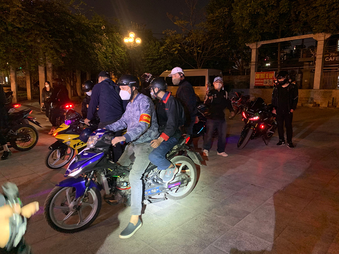 Nhóm quái xế này bị bắt khi đang tụ tập đông người, nẹt bô xe máy gây náo loạn đường phố.
