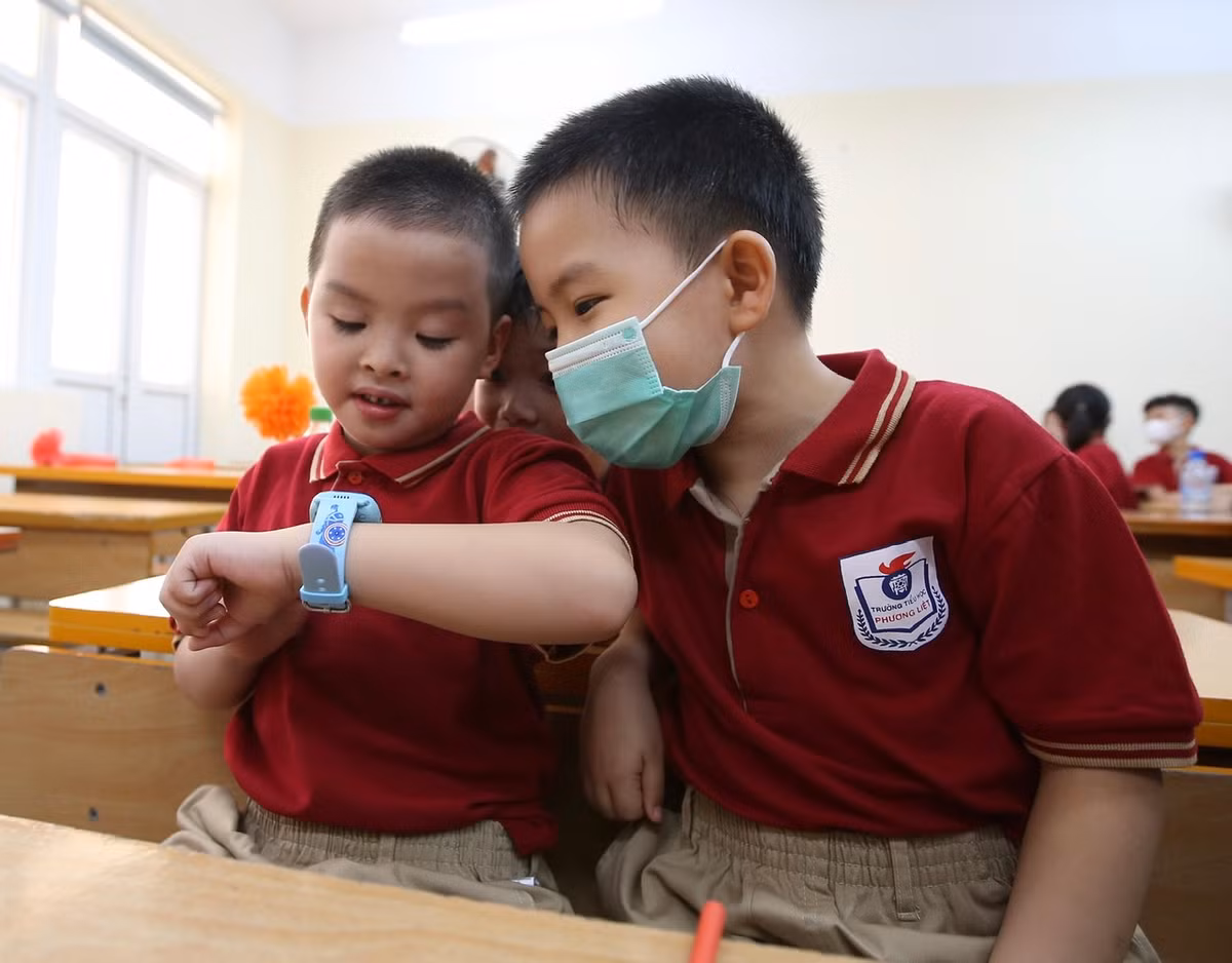 Hoc sinh lop 1 hoc truc tuyen, thi truc tiep va noi lo cua phu huynh