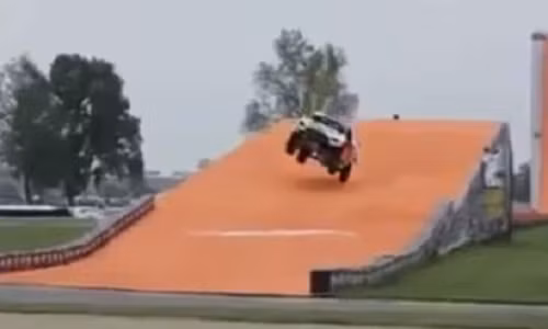 Phan khich xem man bieu dien o to bay