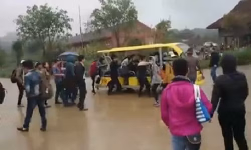 Phan cam canh tranh gianh len xe dien o chua Bai Dinh