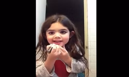 Bé gái hướng dẫn trang điểm khiến cư dân mạng thích thú.