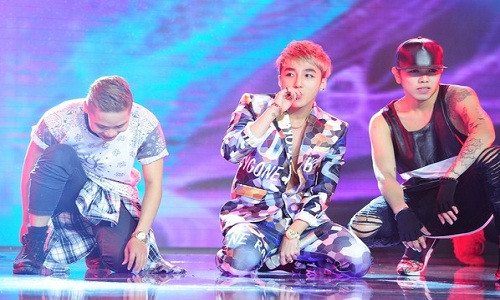 Son Tung ngam keo mut, nhi nhanh hat Con mua ngang qua