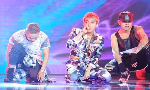 Son Tung ngam keo mut, nhi nhanh hat Con mua ngang qua