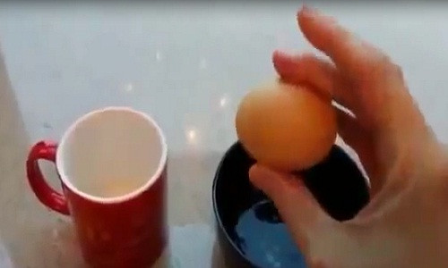 Cach boc trung sieu nhanh khong can cham tay