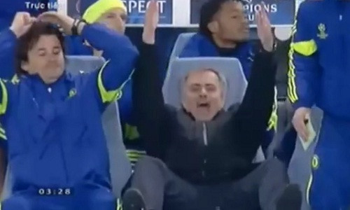 Mourinho cuoi mia mai khi trong tai khong thoi phat den