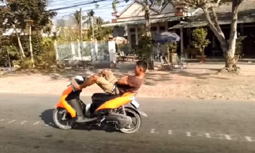 Thanh nien lai xe may bang chan tren quoc lo 1