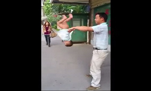 Đau tim cảnh ông bố làm xiếc với bé 16 tháng tuổi Dau tim canh ong bo lam xiec voi be 16 thang tuoi