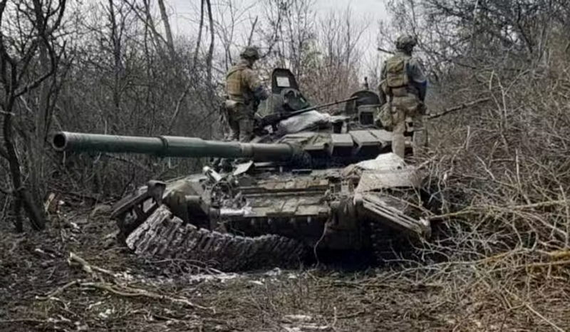 Ở hướng Glushkovo, vào ngày 2/10, Quân đội Ukraine đã phát động 3 cuộc tấn công vào làng Vesholoye, cố gắng chiếm giữ khu vực phía tây của ngôi làng nhưng không thành công. Tuy nhiên, xe bọc thép của Quân đội Ukraine có thể di chuyển qua khu vực phía tây của ngôi làng bất kỳ lúc nào để tiến về phía bắc, nhưng lính Nga cũng có thể tiêu diệt các đơn vị thiết giáp Ukraine di chuyển về hướng bắc bất cứ lúc nào. Ảnh: Reuters.