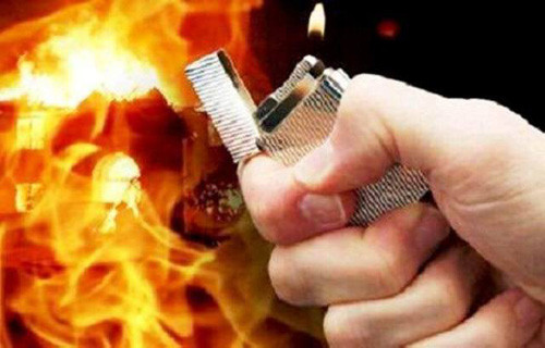 Nhiều người có mặt đã phải nín thở, có người ngất xỉu khi chứng kiến nữ chủ quán càphê bị tưới đầy xăng, hung thủ liên tục bật hộp quẹt gas để phóng hỏa…. Ảnh minh họa