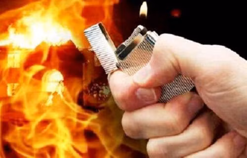 Nhiều người có mặt đã phải nín thở, có người ngất xỉu khi chứng kiến nữ chủ quán càphê bị tưới đầy xăng, hung thủ liên tục bật hộp quẹt gas để phóng hỏa…. Ảnh minh họa