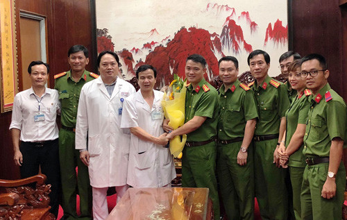 Chỉ huy PC45, Công an TP HCM cám ơn ban giám đốc, đội ngũ y bác sĩ 2 bệnh viện Thống Nhất av2 BV Nhân dân 115 đã kịp thời cứu sống và chăm sóc sức khỏe cho 3 hiệp sĩ