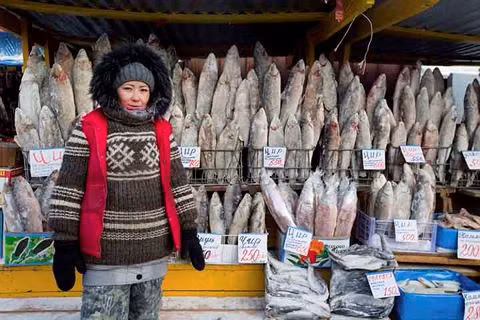 Vì cuộc sống mưu sinh, những người bán hàng ở chợ cá vẫn đứng cả ngày trong cái giá rét trung bình - 50 độ C