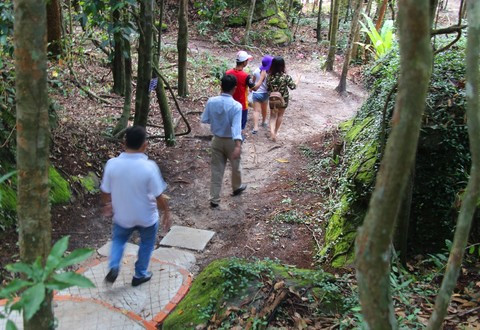 Cách nay 2 năm, ông Tuấn ký hợp đồng thuê 4,8 ha đất rừng với trong thời hạn 50 năm để bảo tồn, nhân giống chó kết hợp với làm du lịch.