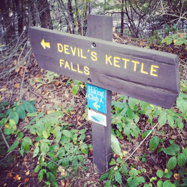 Một giả thuyết cho rằng, sông Brule chảy dọc một khe nứt địa chất và nước chảy xuống khe nứt này dưới hồ Superior. Nhưng ngay cả khi vết nứt như vậy là thực, nó có thể bị lấp bởi đá, cát và các vật liệu khác qua nhiều năm.