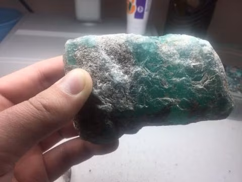 Khối ngọc lục bảo được khai thác chi tiết tinh vi nên đã lấy được vẹn nguyên hình dạng từ trong mỏ.