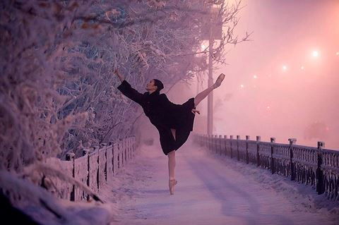 Ghi dấu những ngày này, một nữ diễn viên đã múa bale giữa trời lạnh.