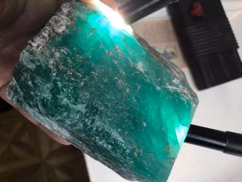 Khối ngọc lục bảo ước có giá 70.000 USD (khoảng 1,5 tỷ đồng).