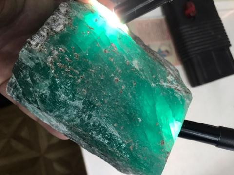 Khối ngọc lục bảo ước có giá 70.000 USD (khoảng 1,5 tỷ đồng).