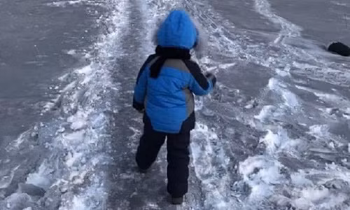 Lớp tuyết đen ở TP Temirtau. Ảnh: Instagram