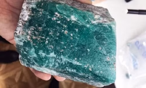 Khối ngọc lục bảo được giữ nguyên hình dáng.