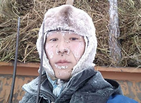 Ở thành phố Yakutsk, nhiệt độ trung bình những ngày này khoảng -50 độ C. Ra đường, bất cứ phần da nào hở ra, tiếp xúc với không khí là có thể đóng băng, ngay cả lông mày hay lông mi.